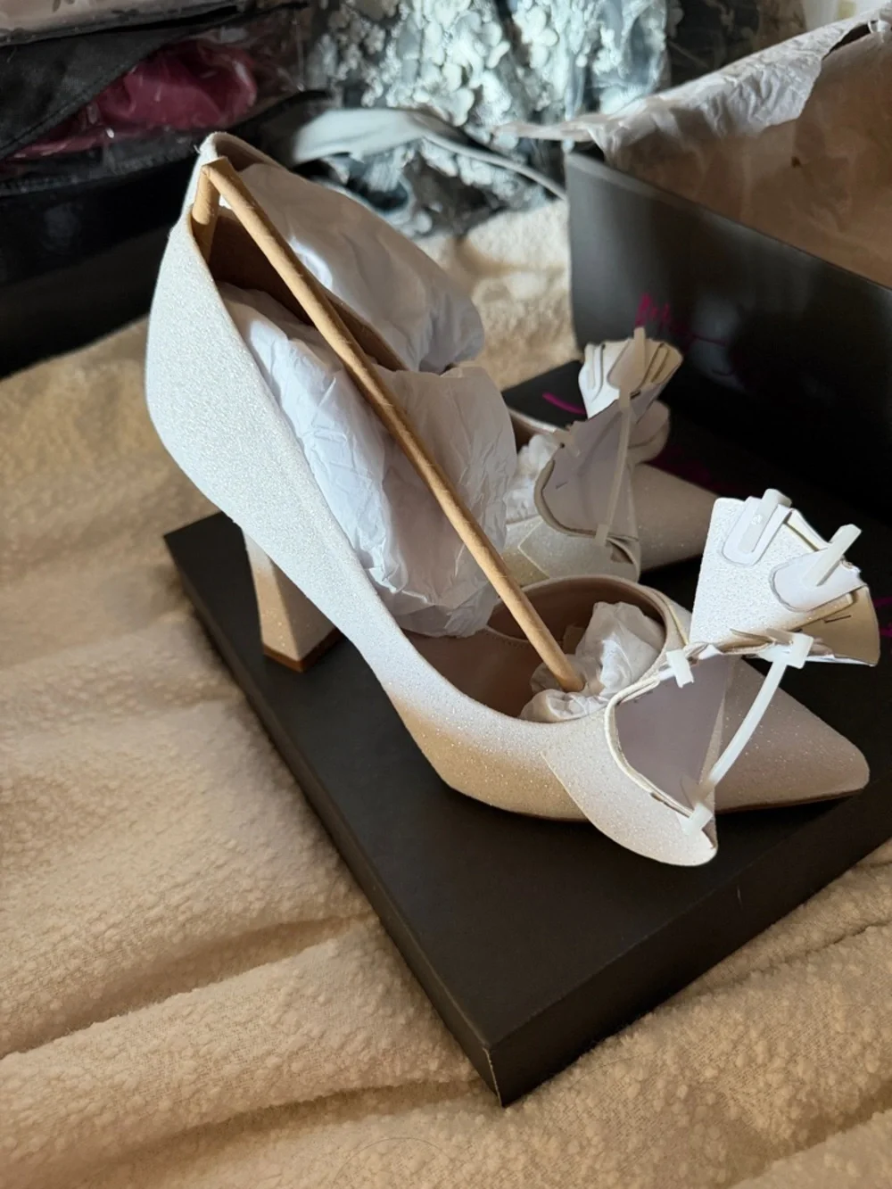 Betsey Johnson White Pointed Toe Bow D'Orsay Pumps - Picture 2 of 6